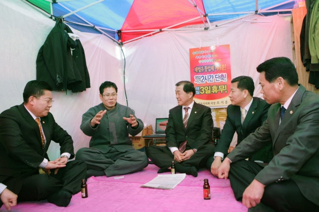 전국 기초의회 의장, 대형마트 규제 요구 지속 추진